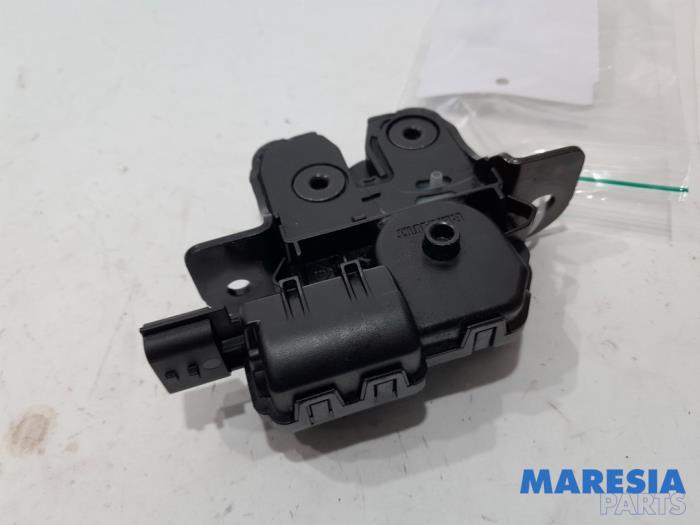Tailgate lock mechanism from a Renault Megane III Coupe (DZ) 1.2 16V TCE 115 2012