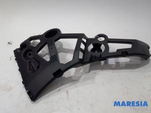 Used Rear bumper bracket, left Renault Megane III Coupe (DZ) 1.2 16V TCE 115 Price € 25,00 Margin scheme offered by Maresia Parts