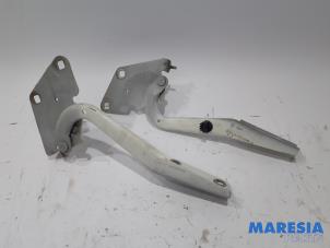 Used Bonnet Hinge Renault Megane III Coupe (DZ) 1.2 16V TCE 115 Price € 30,00 Margin scheme offered by Maresia Parts