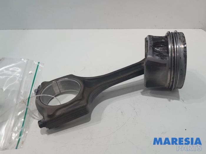 Używane Tlok Peugeot 3008 I (0U/HU) 1.6 VTI 16V Cena € 50,00 Procedura marży oferowane przez Maresia Parts