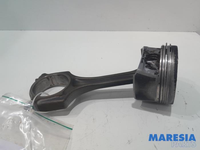 Używane Tlok Peugeot 3008 I (0U/HU) 1.6 VTI 16V Cena € 50,00 Procedura marży oferowane przez Maresia Parts