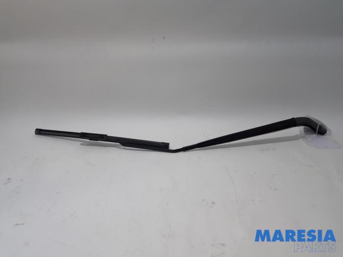 Front wiper arm from a Renault Megane IV Estate (RFBK) 1.5 Energy dCi 110 2016