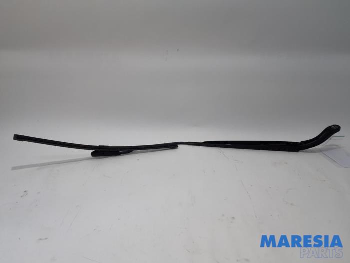 Front wiper arm from a Renault Megane IV Estate (RFBK) 1.5 Energy dCi 110 2016