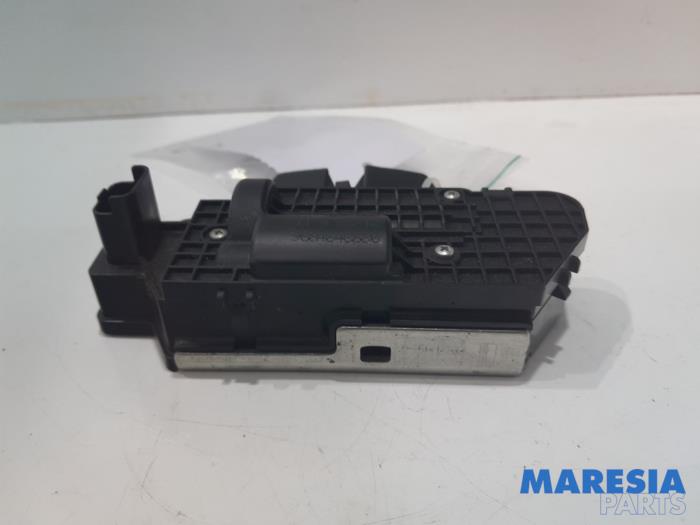 Tailgate lock mechanism from a Peugeot 5008 I (0A/0E) 1.6 THP 16V 2013