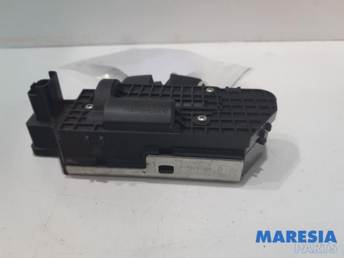 Tailgate lock mechanism from a Peugeot 5008 I (0A/0E) 1.6 THP 16V 2013