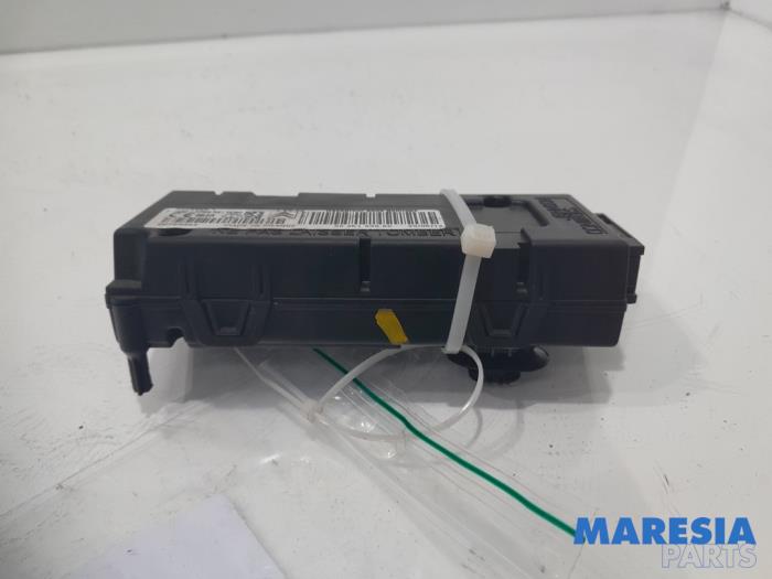 Tyre pressure module from a Peugeot 5008 I (0A/0E) 1.6 THP 16V 2013