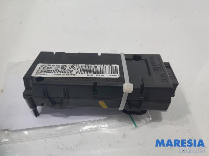 Tyre pressure module from a Peugeot 5008 I (0A/0E) 1.6 THP 16V 2013