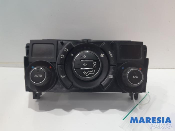 Heater control panel from a Peugeot 5008 I (0A/0E) 1.6 THP 16V 2013