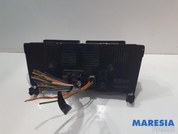 Heater control panel from a Peugeot 5008 I (0A/0E) 1.6 THP 16V 2013