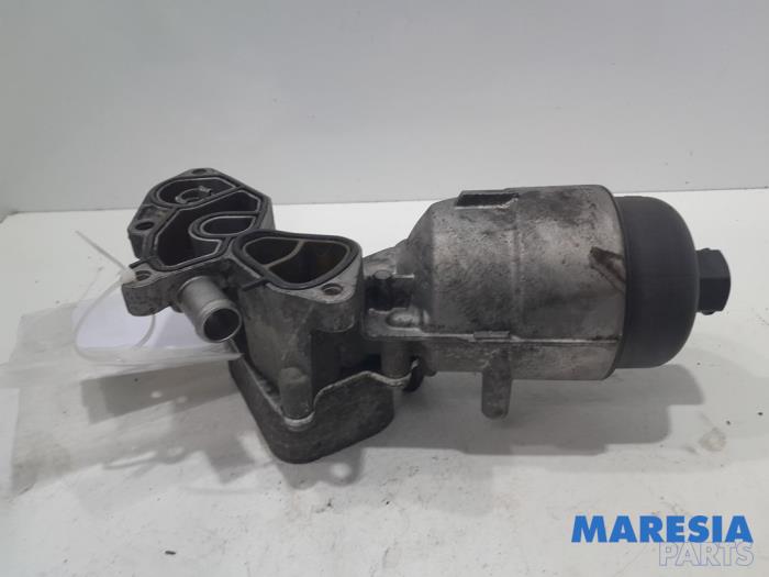 Oil filter holder from a Peugeot 308 SW (L4/L9/LC/LJ/LR) 1.6 BlueHDi 120 2014