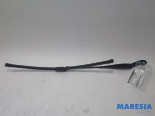Used Front wiper arm Renault Twingo II (CN) 1.2 16V Price € 14,99 Margin scheme offered by Maresia Parts