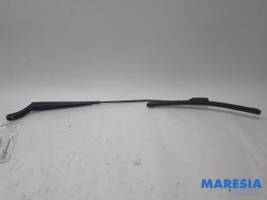 Used Front wiper arm Renault Twingo II (CN) 1.2 16V Price € 14,99 Margin scheme offered by Maresia Parts