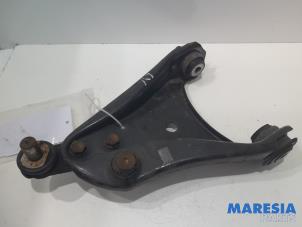 Usagé Bras de suspension bas avant gauche Renault Twingo II (CN) 1.2 16V Prix € 25,00 Règlement à la marge proposé par Maresia Parts
