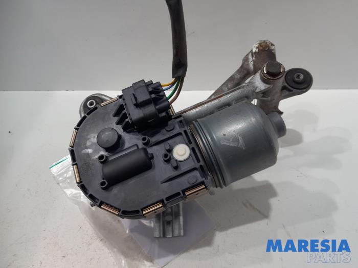 Front wiper motor from a Peugeot 5008 I (0A/0E) 1.6 THP 16V 2013