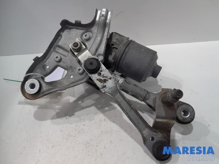 Front wiper motor from a Peugeot 5008 I (0A/0E) 1.6 THP 16V 2013