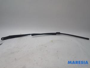 Used Front wiper arm Peugeot 5008 I (0A/0E) 1.6 THP 16V Price € 15,00 Margin scheme offered by Maresia Parts
