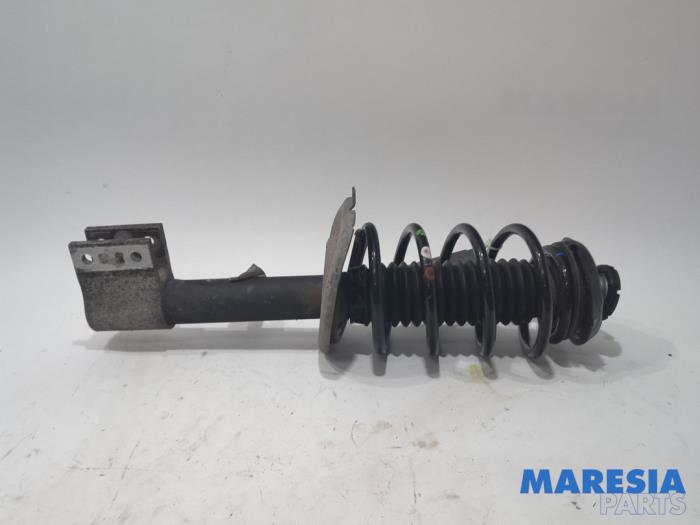 Front shock absorber rod, right from a Peugeot 5008 I (0A/0E) 1.6 THP 16V 2013