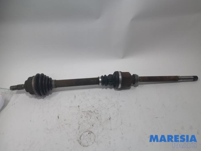 Front drive shaft, right from a Peugeot 307 SW (3H) 2.0 16V 2006