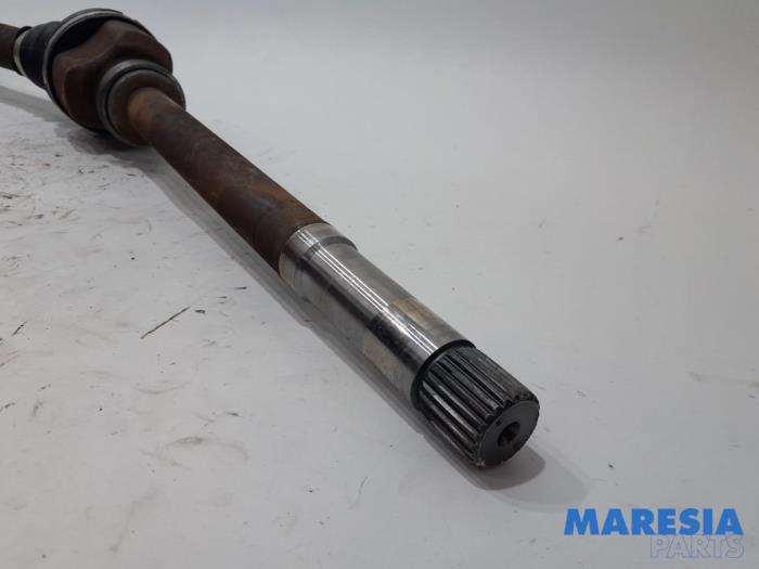 Front drive shaft, right from a Peugeot 307 SW (3H) 2.0 16V 2006