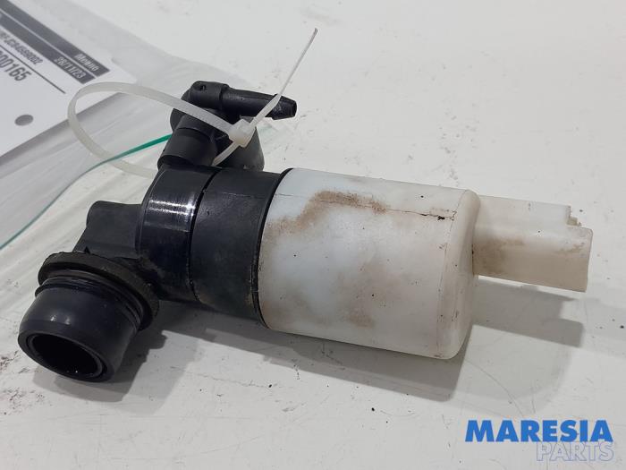 Windscreen washer pump from a Peugeot 307 SW (3H) 2.0 16V 2006
