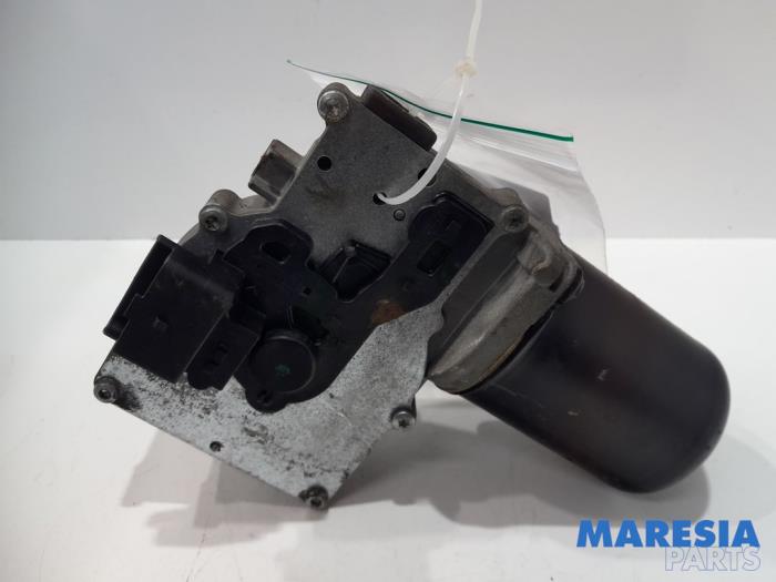 Front wiper motor from a Peugeot 307 SW (3H) 2.0 16V 2006