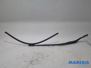 Used Front wiper arm Peugeot 307 SW (3H) 2.0 16V Price € 20,00 Margin scheme offered by Maresia Parts