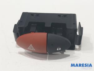 Gebrauchte Panikbeleuchtung Schalter Renault Twingo II (CN) 1.2 16V Preis € 10,00 Margenregelung angeboten von Maresia Parts