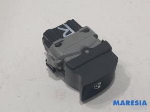 Usagé Commutateur vitre électrique Renault Twingo II (CN) 1.2 16V Prix € 10,00 Règlement à la marge proposé par Maresia Parts