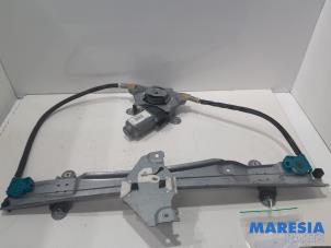 Używane Mechanizm szyby lewej przedniej wersja 2-drzwiowa Renault Twingo II (CN) 1.2 16V Cena € 25,00 Procedura marży oferowane przez Maresia Parts