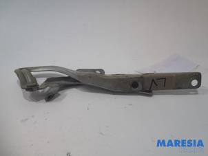 Used Bonnet Hinge Peugeot 207 CC (WB) 1.6 16V Price € 20,00 Margin scheme offered by Maresia Parts