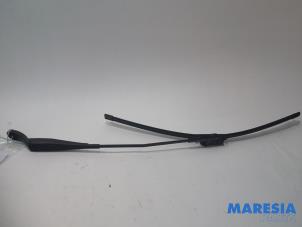 Used Front wiper arm Peugeot 207 CC (WB) 1.6 16V Price € 15,00 Margin scheme offered by Maresia Parts