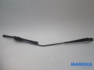 Used Front wiper arm Peugeot 207 CC (WB) 1.6 16V Price € 15,00 Margin scheme offered by Maresia Parts