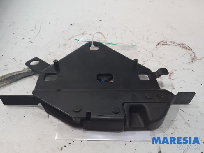 Używane Blokada dachu cabrio Peugeot 207 CC (WB) 1.6 16V Cena € 59,99 Procedura marży oferowane przez Maresia Parts