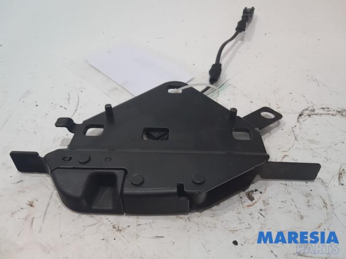 Używane Blokada dachu cabrio Peugeot 207 CC (WB) 1.6 16V Cena € 59,99 Procedura marży oferowane przez Maresia Parts