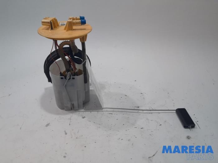 Electric fuel pump from a Renault Master IV (MA/MB/MC/MD/MH/MF/MG/MH) 2.3 dCi 150 16V 2022