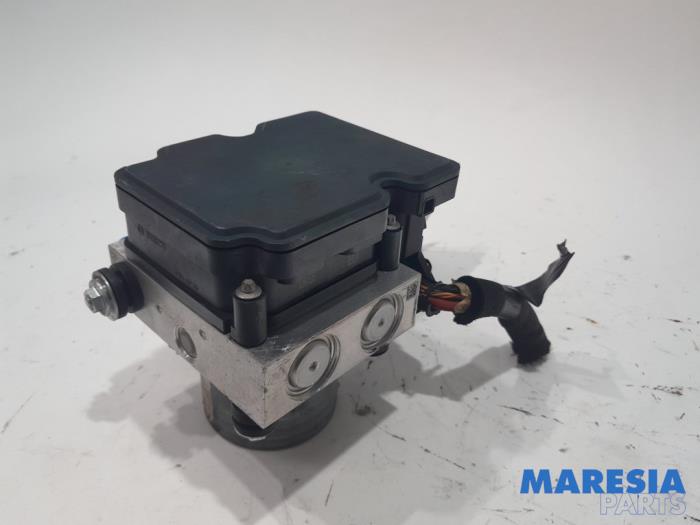 ABS Pumpe van een Renault Master IV (MA/MB/MC/MD/MH/MF/MG/MH) 2.3 dCi 150 16V 2022