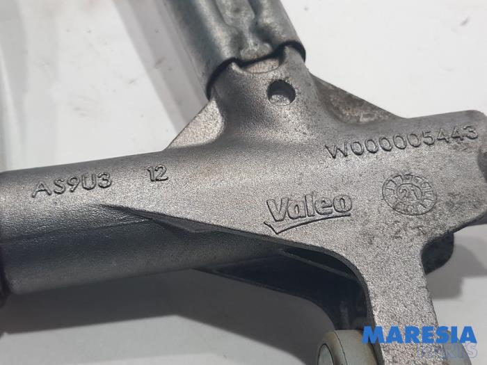 Wiper mechanism from a Renault Master IV (MA/MB/MC/MD/MH/MF/MG/MH) 2.3 dCi 150 16V 2022