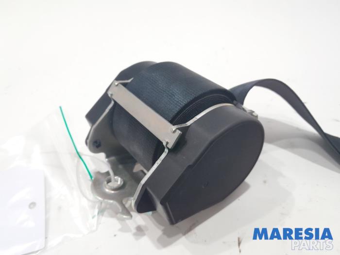 Front seatbelt, right from a Renault Master IV (MA/MB/MC/MD/MH/MF/MG/MH) 2.3 dCi 150 16V 2022