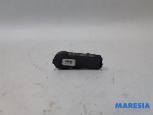 Usados Sensor de presión de neumáticos Peugeot 508 (8D) 2.0 Hybrid4 16V Precio € 25,00 Norma de margen ofrecido por Maresia Parts