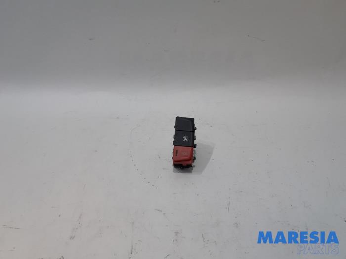 Używane Przycisk SOS Peugeot 508 (8D) 2.0 Hybrid4 16V Cena € 10,00 Procedura marży oferowane przez Maresia Parts