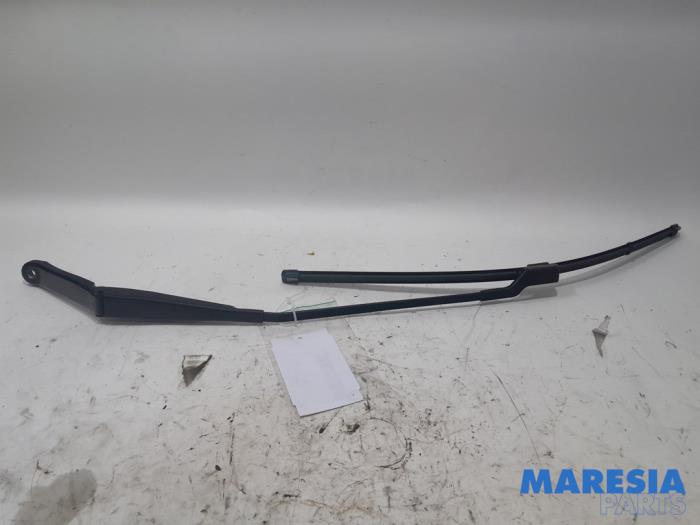 Front wiper arm from a Peugeot 508 (8D) 2.0 Hybrid4 16V 2012