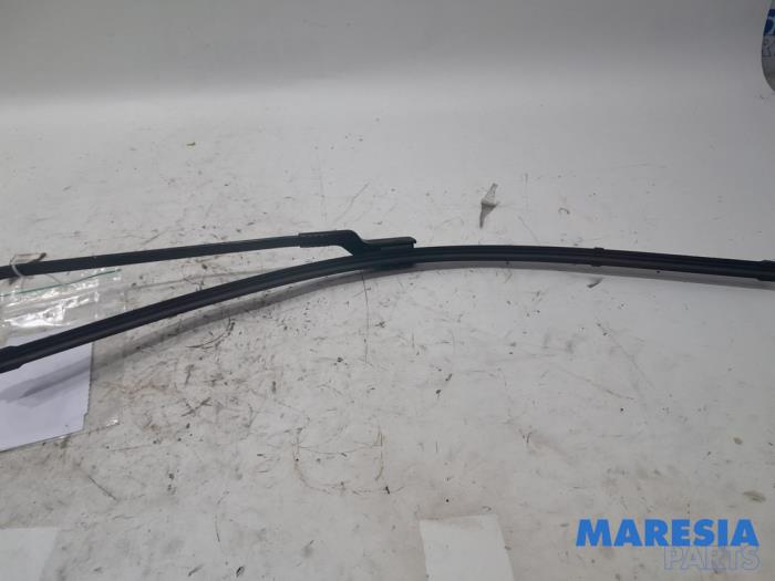 Front wiper arm from a Peugeot 508 (8D) 2.0 Hybrid4 16V 2012