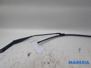 Used Front wiper arm Peugeot 508 (8D) 2.0 Hybrid4 16V Price € 20,00 Margin scheme offered by Maresia Parts