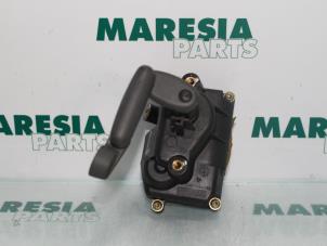 Używane Mechanizm szyby lewej tylnej wersja 2-drzwiowa Renault Megane Coupé (DA) 1.6 16V Sport Cena € 35,00 Procedura marży oferowane przez Maresia Parts