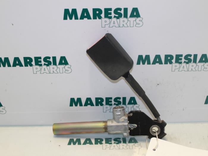 Begagnade Bältessträckare, höger Renault Megane Coupé (DA) 1.6 16V Sport Pris € 25,00 Marginaltabell erbjuds av Maresia Parts