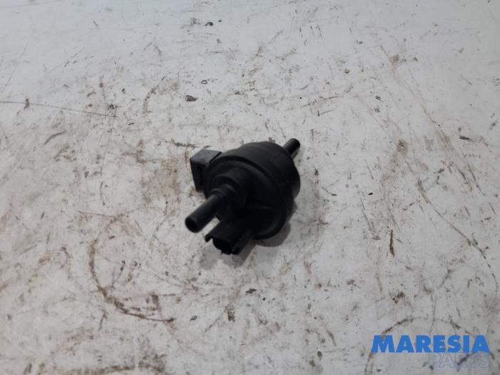 Vacuum valve from a Renault Clio IV (5R) 0.9 Energy TCE 90 12V 2013