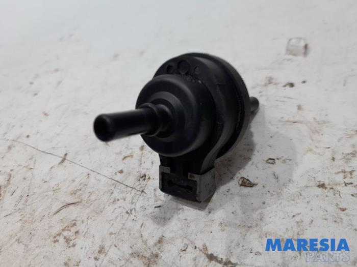 Vacuum valve from a Renault Clio IV (5R) 0.9 Energy TCE 90 12V 2013
