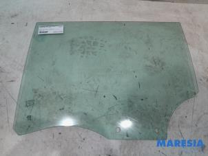Usados Ventanilla de puerta de 4 puertas izquierda detrás Peugeot 2008 (UD/UK/UR/US/UX) e-2008 50 kWh Precio € 72,60 IVA incluido ofrecido por Maresia Parts
