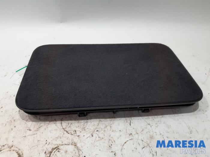 Begagnade Matta Renault Grand Scénic II (JM) 2.0 16V Pris € 25,00 Marginaltabell erbjuds av Maresia Parts