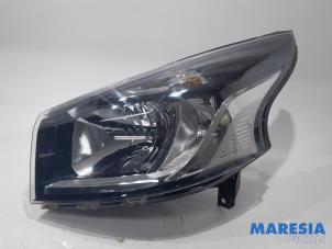 Używane Reflektor lewy Renault Trafic (1FL/2FL/3FL/4FL) 1.6 dCi 95 Cena € 157,50 Procedura marży oferowane przez Maresia Parts